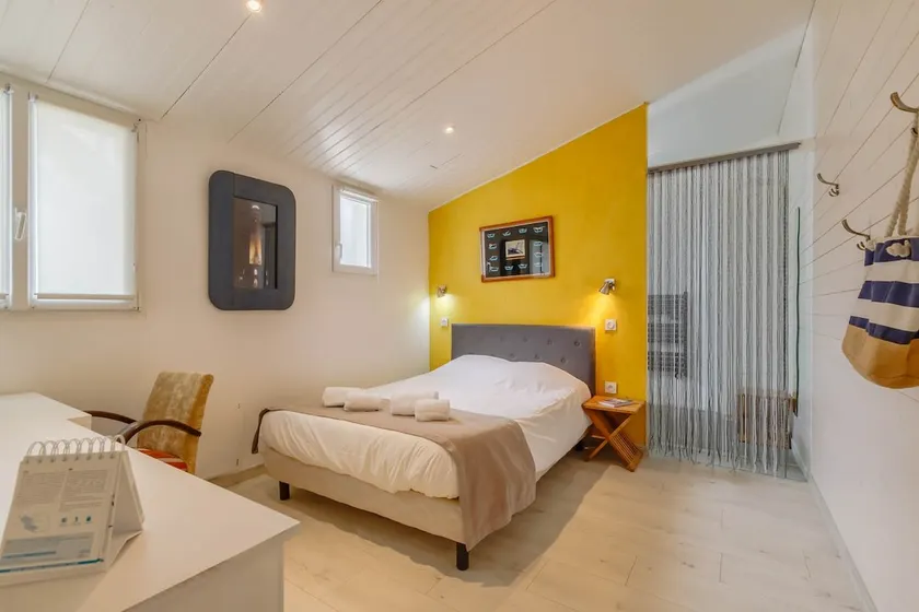 Single-story accommodation with direct beach access - Image 1