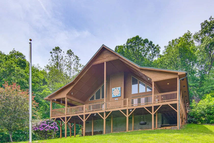 On-Site Forest Trail Access! Home in Burnsville - Image 1