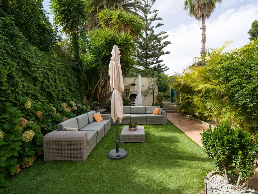 House with cozy garden BBQ and free parking - Image 1