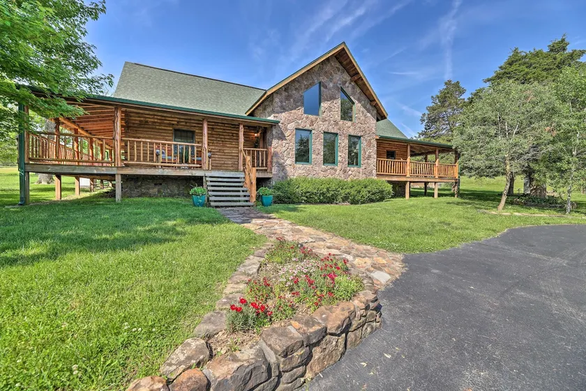 Eureka Springs Area Cabin w/ Deck + 7 Acres! - Image 1