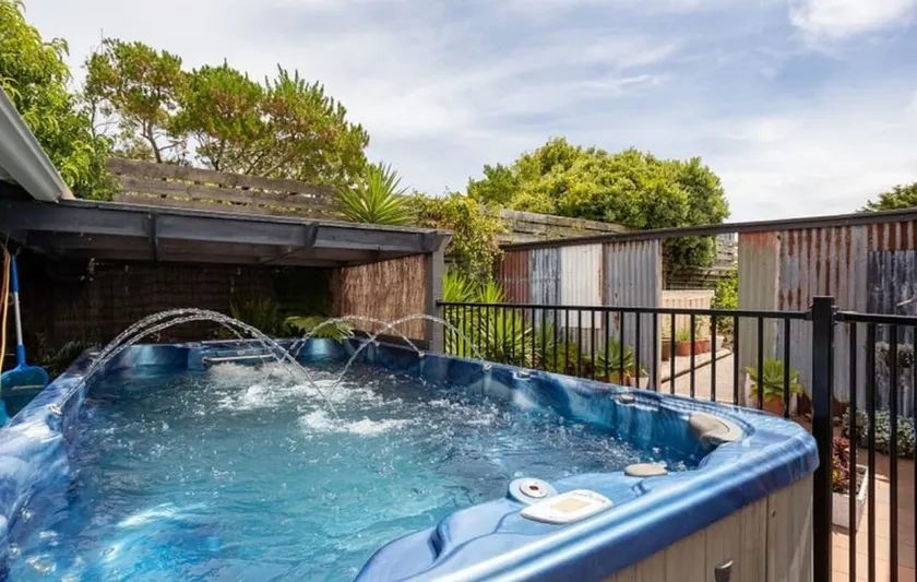 Coastal Country Retreat, Spa, fireplace, pet friendly, FREE WIFI wine & chocolates, Kilarney, 10 minutes to Phillip Island - Image 1