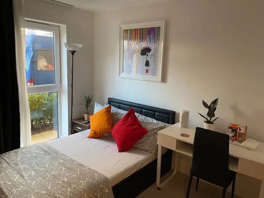 2 Bedroom Flat Free Parking Close to City Center - Image 1