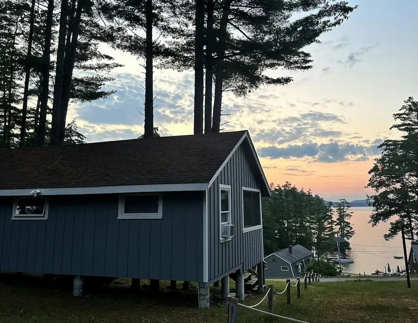 1BR cottage with beach access & dock - Image 1
