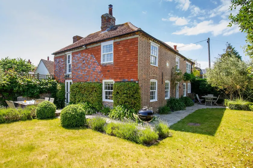 Country cottage in pretty village quay views - Image 1