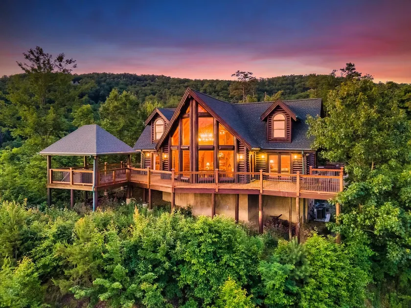 LUX LOG Mansion: 180° Views~Sauna+HotTub~Sleeps 12 - Image 1