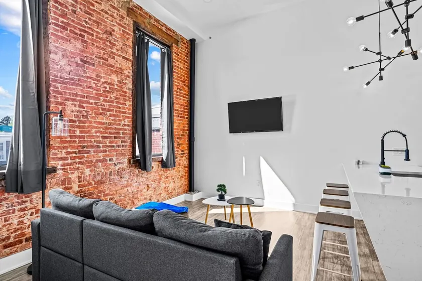23 Luxury Loft-FREE Private Parking-Tesla Charger - Image 1