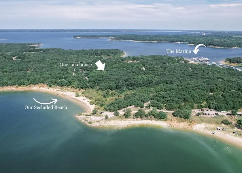 Stunning Lake House 4Bdm w/ Sandy Beach Access - Image 1