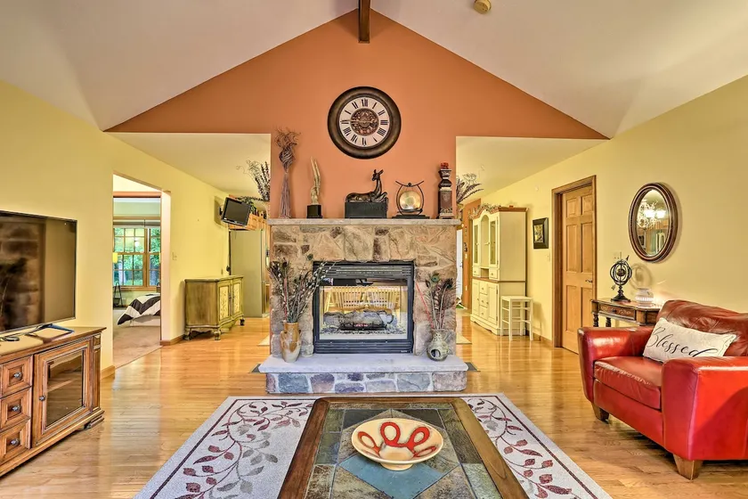 Bushkill Beauty-HotTub, Firepit, Lake, Canoe, Pool - Image 1