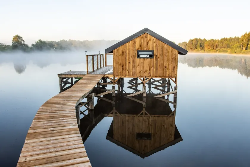 Cabane sur l'eau avec vue panoramique sur le lac. - Image 1