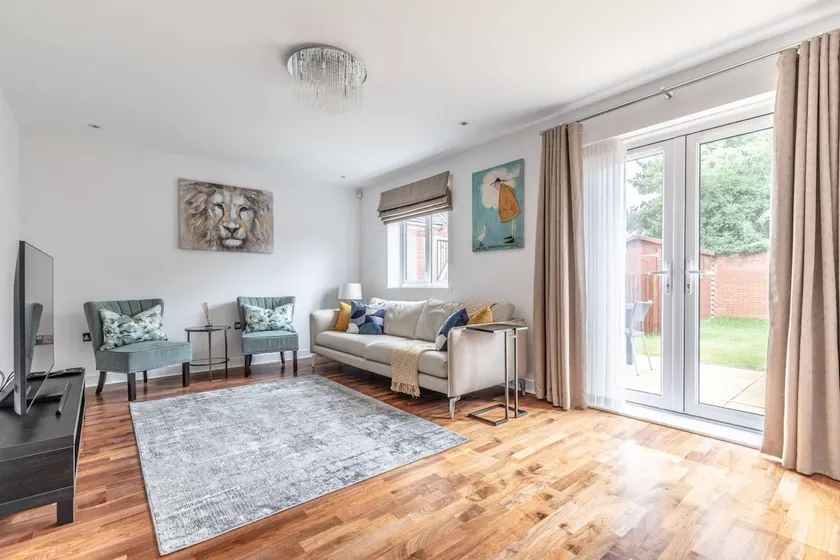 STYLISH 4 BED 2 BATH & PARKING - PINEWOOD HEATHROW - By Tempstay - Image 1