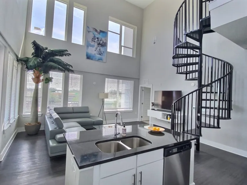 Luxury Loft w/ 2 BDR Free Gym and Resort Pool - Image 1