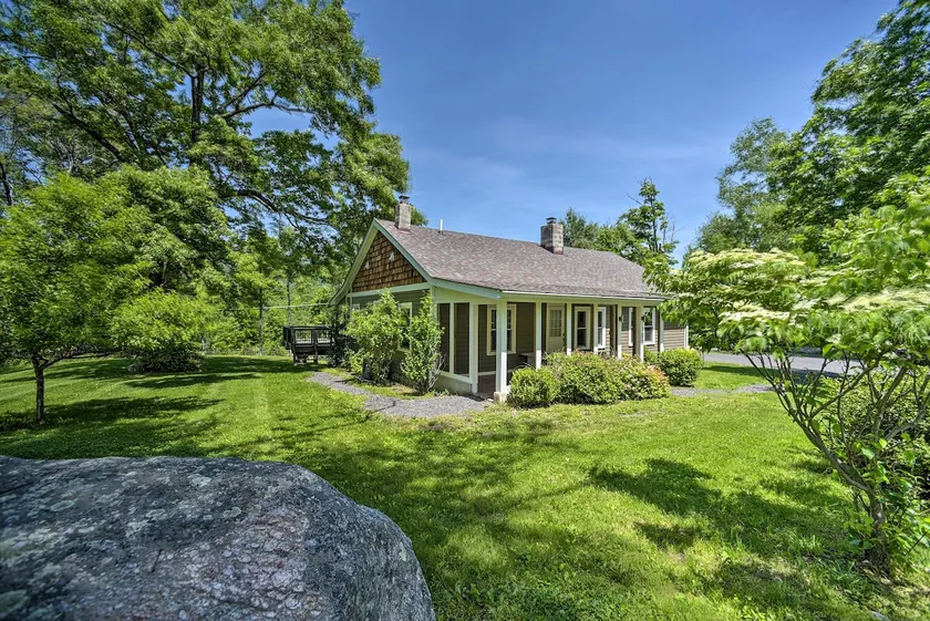 Charming Cottage w/ Deck: Mtn + Lake Views! - Image 1