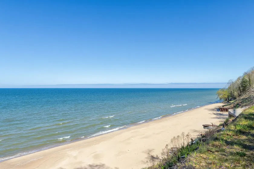 Sunset Bluff: Tranquil 3BR Retreat in Fennville - Image 1