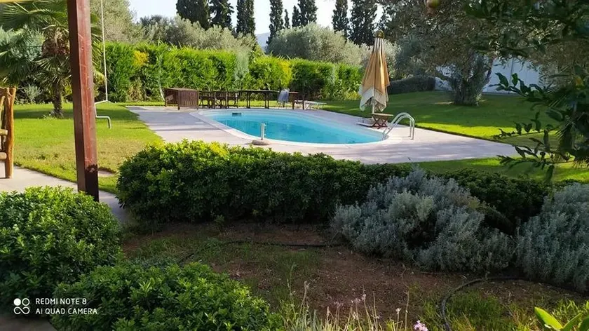 Luxurious 6 bedroom villa with a private pool - Image 1