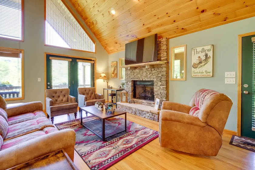 Beautiful Smoky Mountain Chalet with Game Room! - Image 1