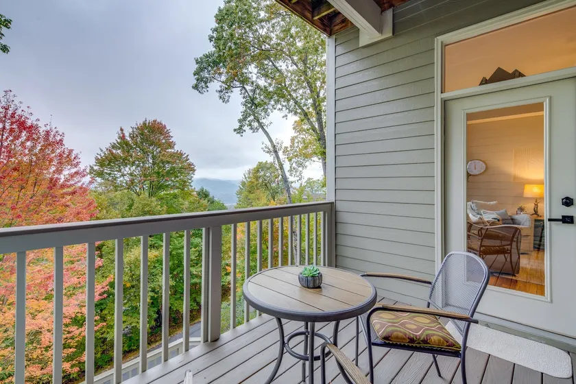 Hike & Ski: Mtn-View Gem w/ Balcony in Burnsville! - Image 1