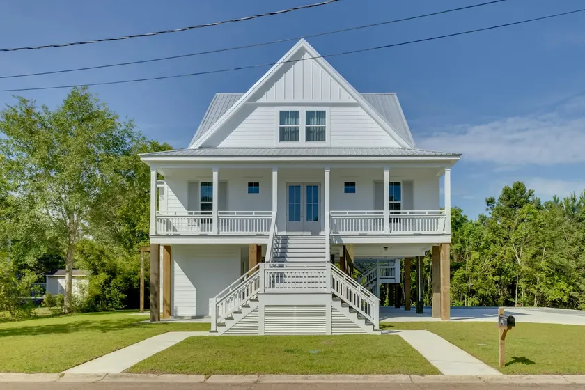 Coastal Waveland House 1/2 Block to Pub Beach - Image 1