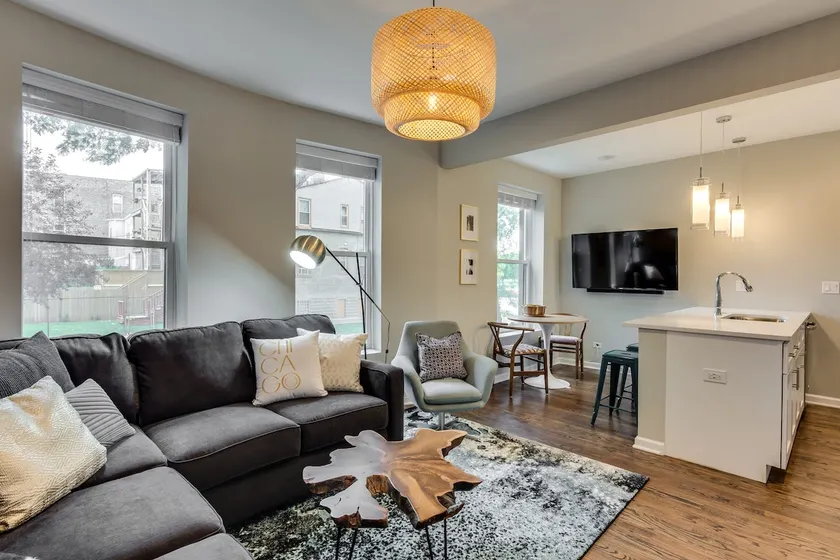 Vibrant & Stylish 4 Bed Condo Near Humboldt Park - Image 1