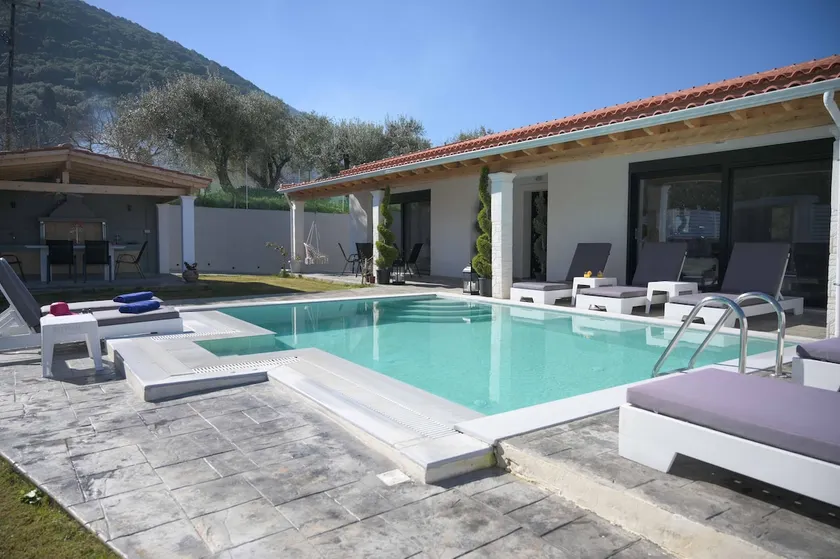 6 Bed Villa - Sleeps 15 - Pets - Pool - Jacuzzi - Image 1