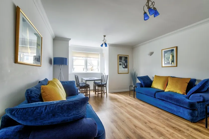 GuestReady - Stylish Apt w/ Parking near Edinburgh - Image 1
