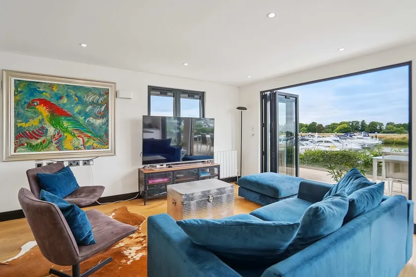 Luxury Lodge River Thames - Beautiful Marina Views - By Tempstay - Image 1