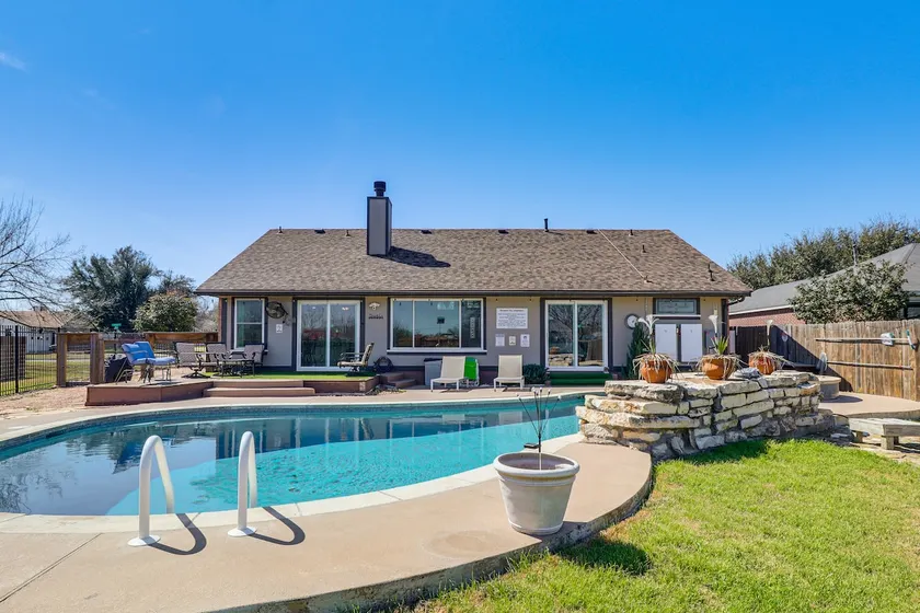 Hot Tub, Pool, & Fire Pit! Solar-Powered Hutto Gem - Image 1