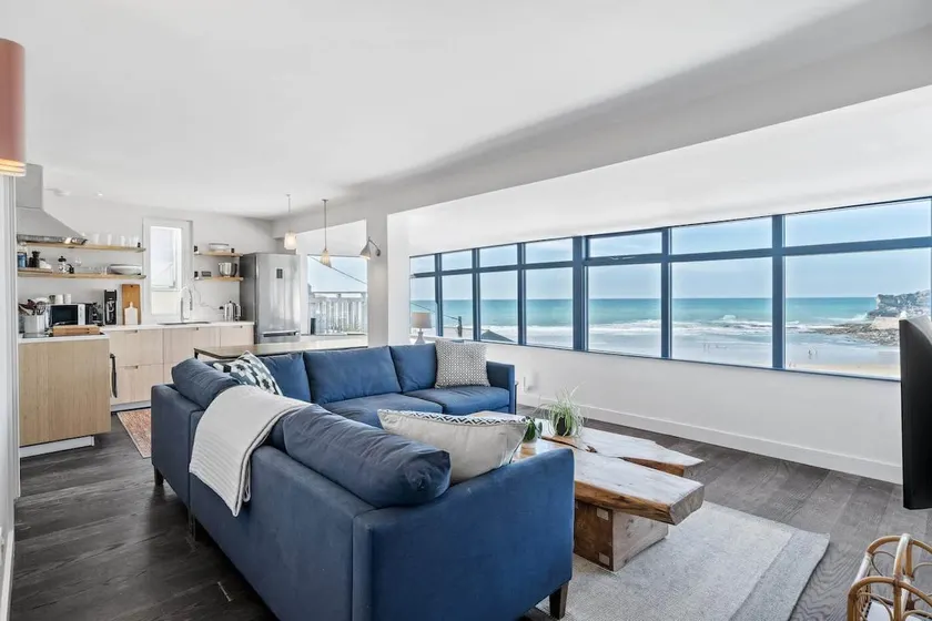 Beach House with Stunning Sea Views - Image 1