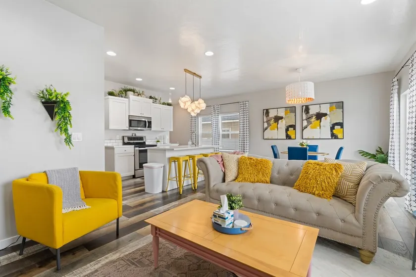 3BR Art Deco Townhome Near Downtown Caldwell + Garage - Image 1
