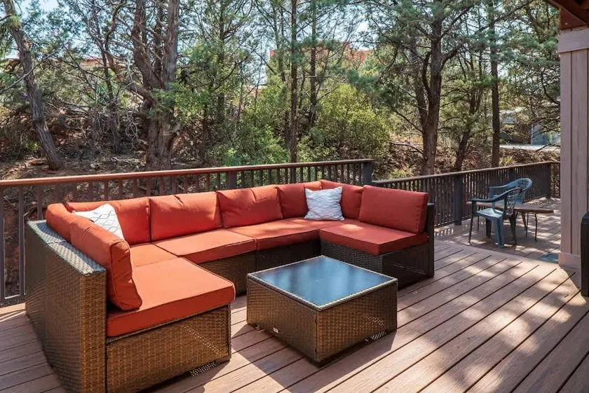 Myrinn – Red Rock Views, Hot Tub & Trail Access - Image 1