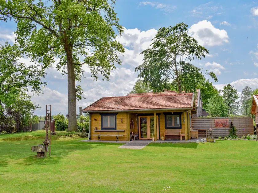 Romantic wooden cottage with lots of art - Image 1