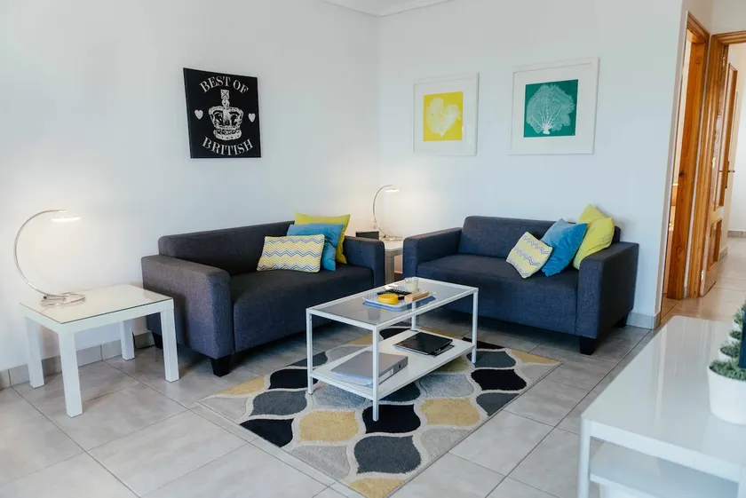 Stunning 2 bedroom apartment with Pool View - Image 1