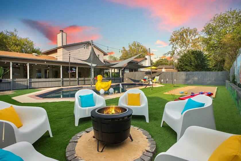 Top-Rated Modern Family Oasis — Pool & Mini Golf - Image 1