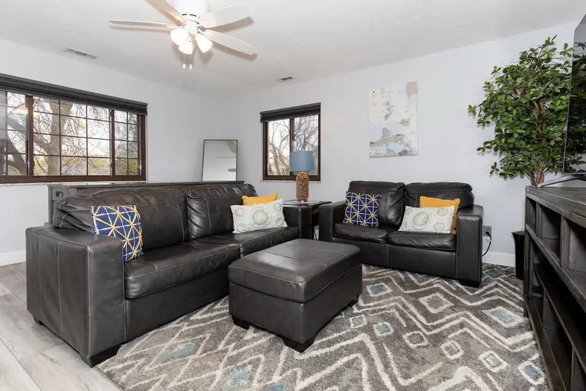 Central Huron Modern Apartment ! - Image 1