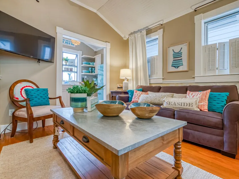 Perfect Couples Getaway, Heated Pool Access - Image 1