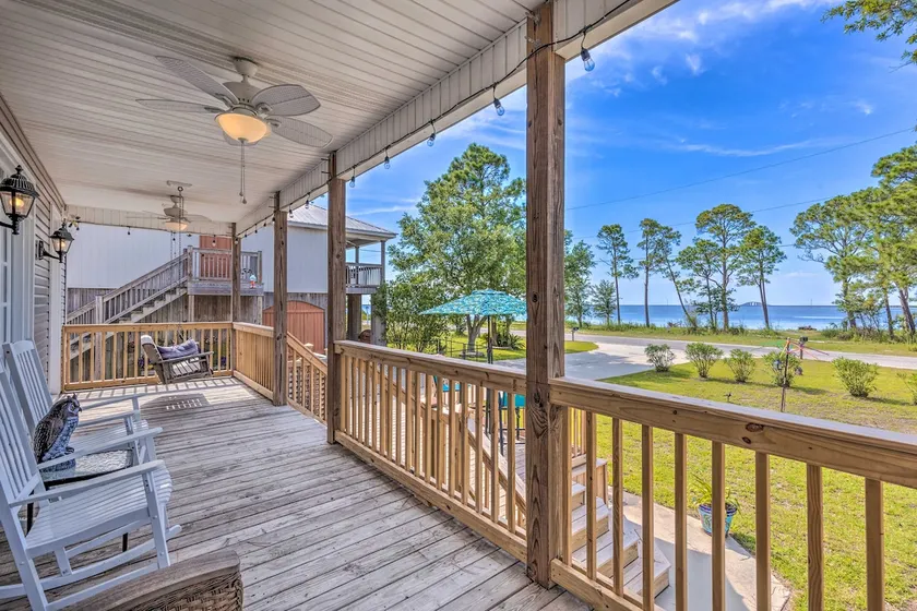 Bayfront Home with Kayaks, Paddleboards and Bikes - Image 1