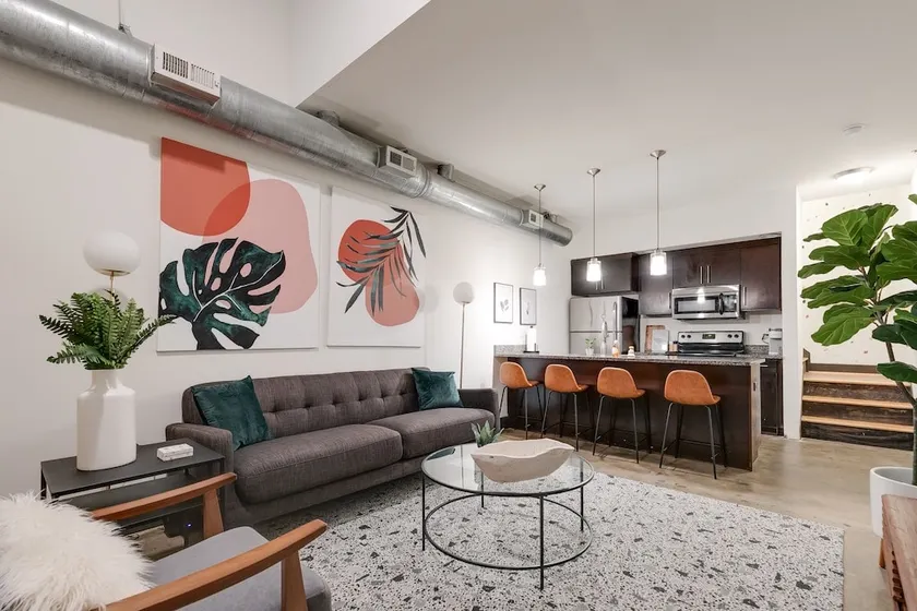 Lovely 1-Bedroom Loft with Free Parking and Wifi - Image 1
