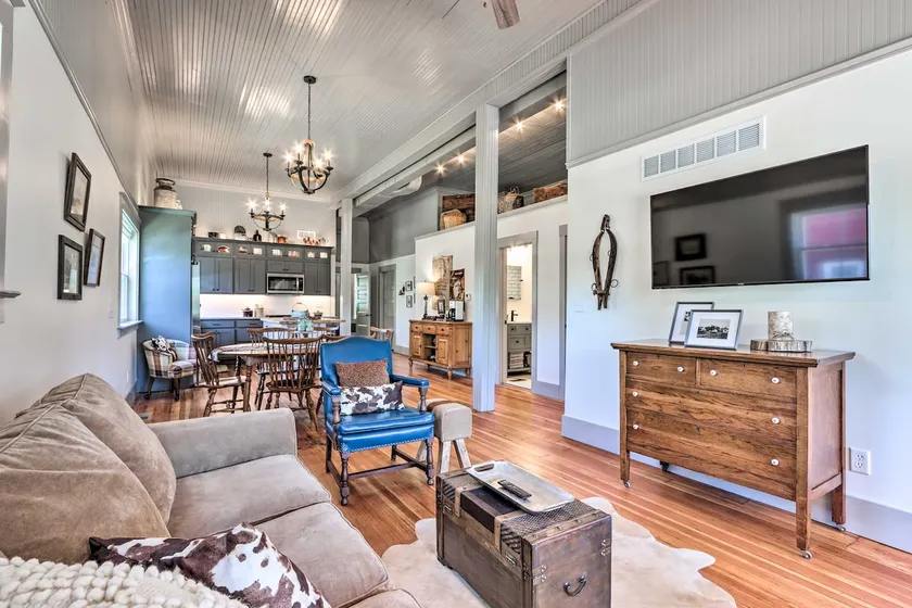 'The Ruebling House': Bright, Modern, & Renovated! - Image 1