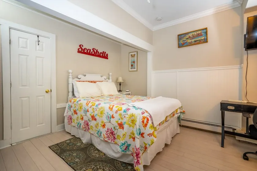 Large Pet Friendly Studio 2 Blocks Beach - Image 1
