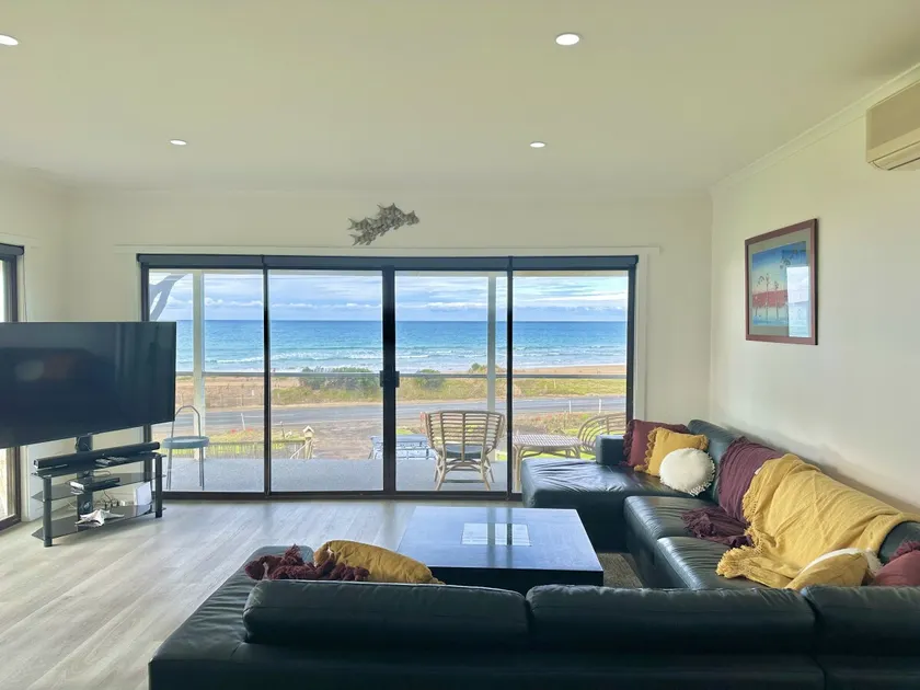 Seaspray Beach House - Pet Friendly - 50m to Beach - Image 1