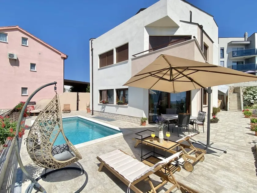 Holiday Home Ira mit Pool, Familienfreundlich, WiFi, Parken, Haustiere erlaubt - Image 1