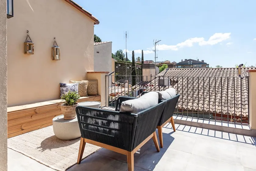 Velo Vern 3- Luxury penthouse w views of city wall - Image 1