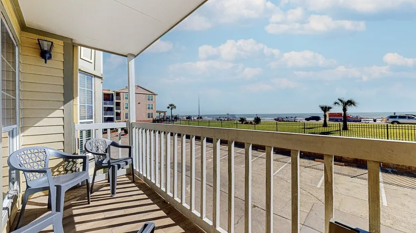 FLIP FLOPS at the Victorian-Gulf Front Sleeps 8 - Image 1