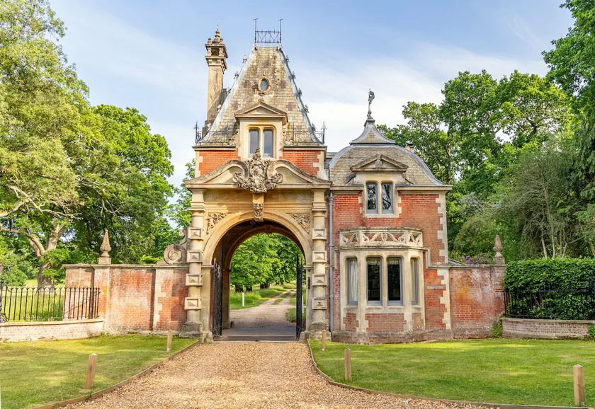 Historic 2 bed gatehouse in private parkland - Image 1