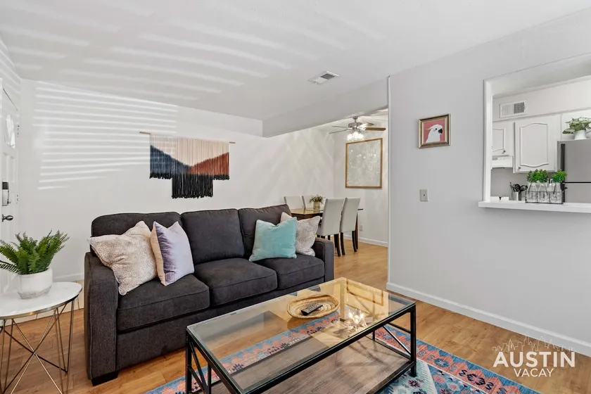 Nice ‘n’ Quiet Downtown Apt, Pool + Free Parking - Image 1