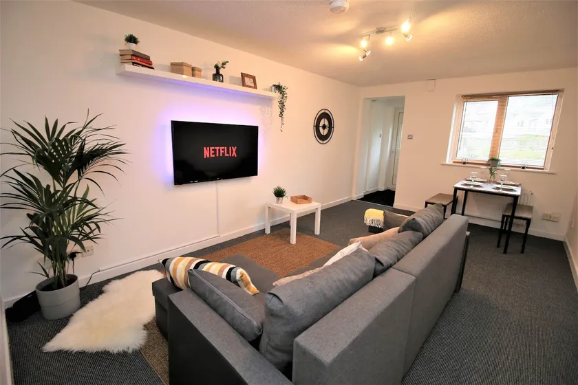 Free Parking. Fibre WiFi. Hotel Linen. City 15mins - Image 1