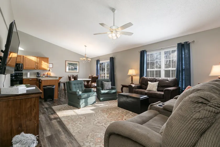 Prime Location Cottage- King Suite- near Bass Pro - Image 1