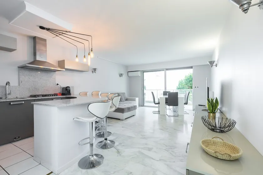 2 BR facing the Port - 2min from the beaches - A/C - Image 1
