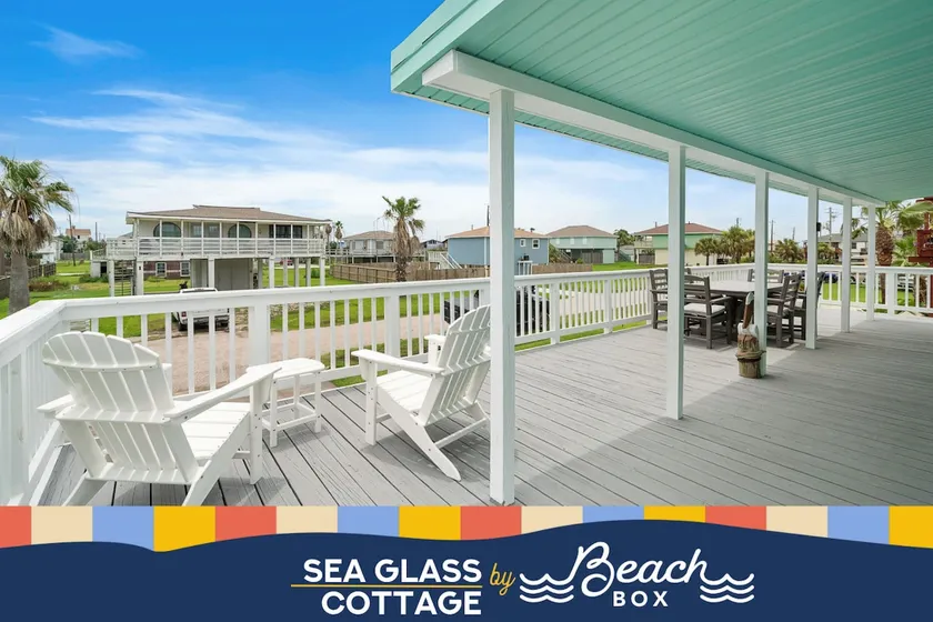 Beach bungalow with stunning ocean views and huge deck just steps away from the beach - Image 1