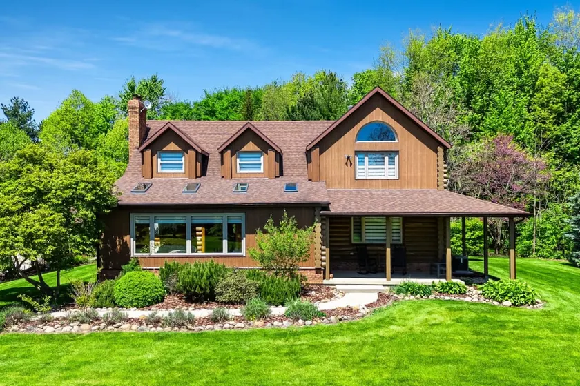 Awesome Cabin with Fire Pit and Hot-tub in Kingsville, Ontario - Image 1