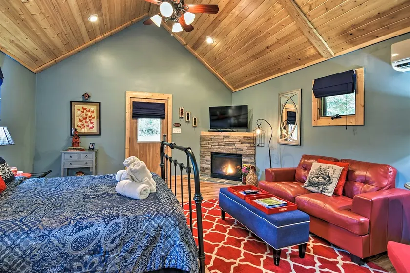 Dog-Friendly Weaverville Cabin King Bed,Hot Tub&FP - Image 1